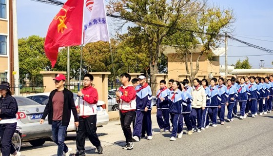 当 “红领巾” 遇上 “英烈红”：一场跨越时空的对话